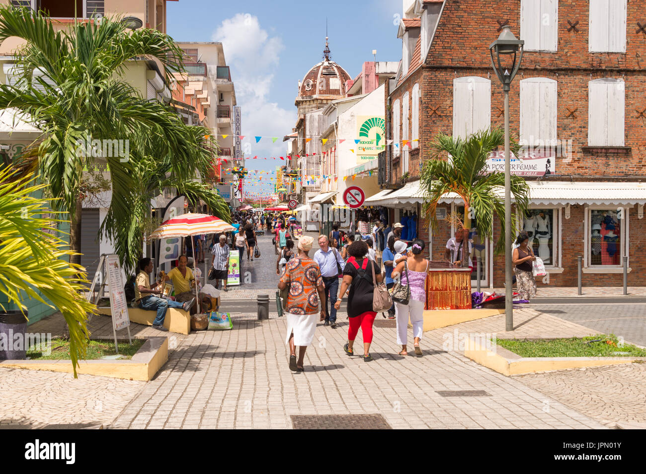 Rue De La République in Fort-de-France, Martinique, Westindische Inseln, ist die wichtigste Einkaufsstraße. Stockfoto