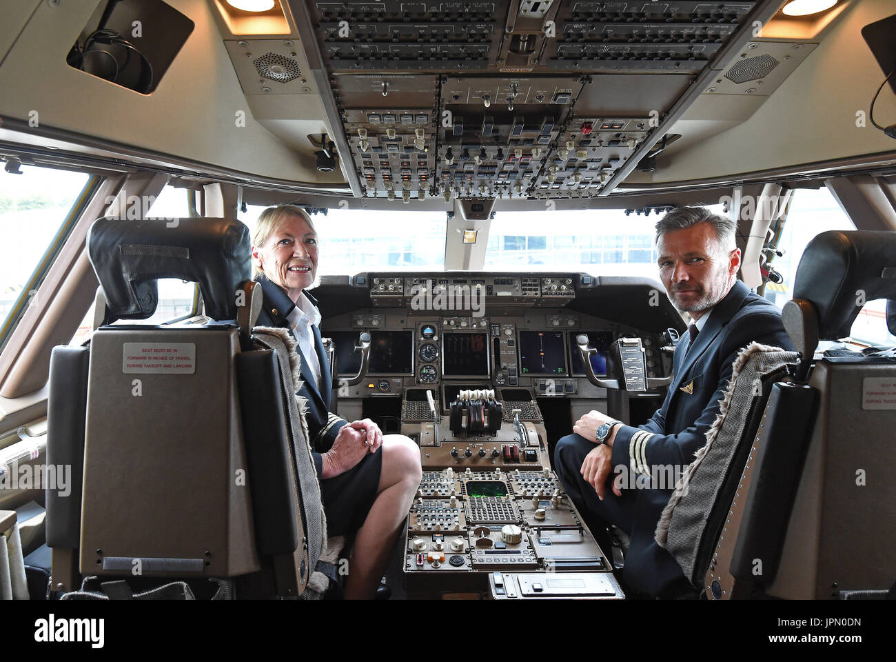 Großbritanniens erste Frau Boeing 747 Kapitän Yvonne Kershaw, wer ist es, in den Ruhestand, mit Co-pilot Paul Singleton nach der Landung am Flughafen Gatwick nach einem Flug von Cancun, Mexiko. Stockfoto