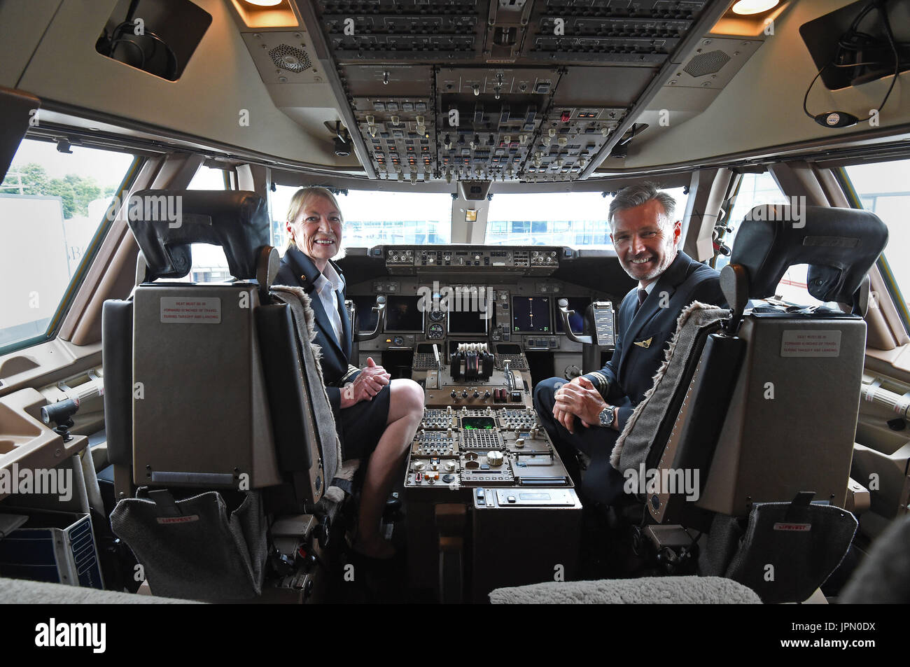 Großbritanniens erste Frau Boeing 747 Kapitän Yvonne Kershaw, wer ist es, in den Ruhestand, mit Co-pilot Paul Singleton nach der Landung am Flughafen Gatwick nach einem Flug von Cancun, Mexiko. Stockfoto