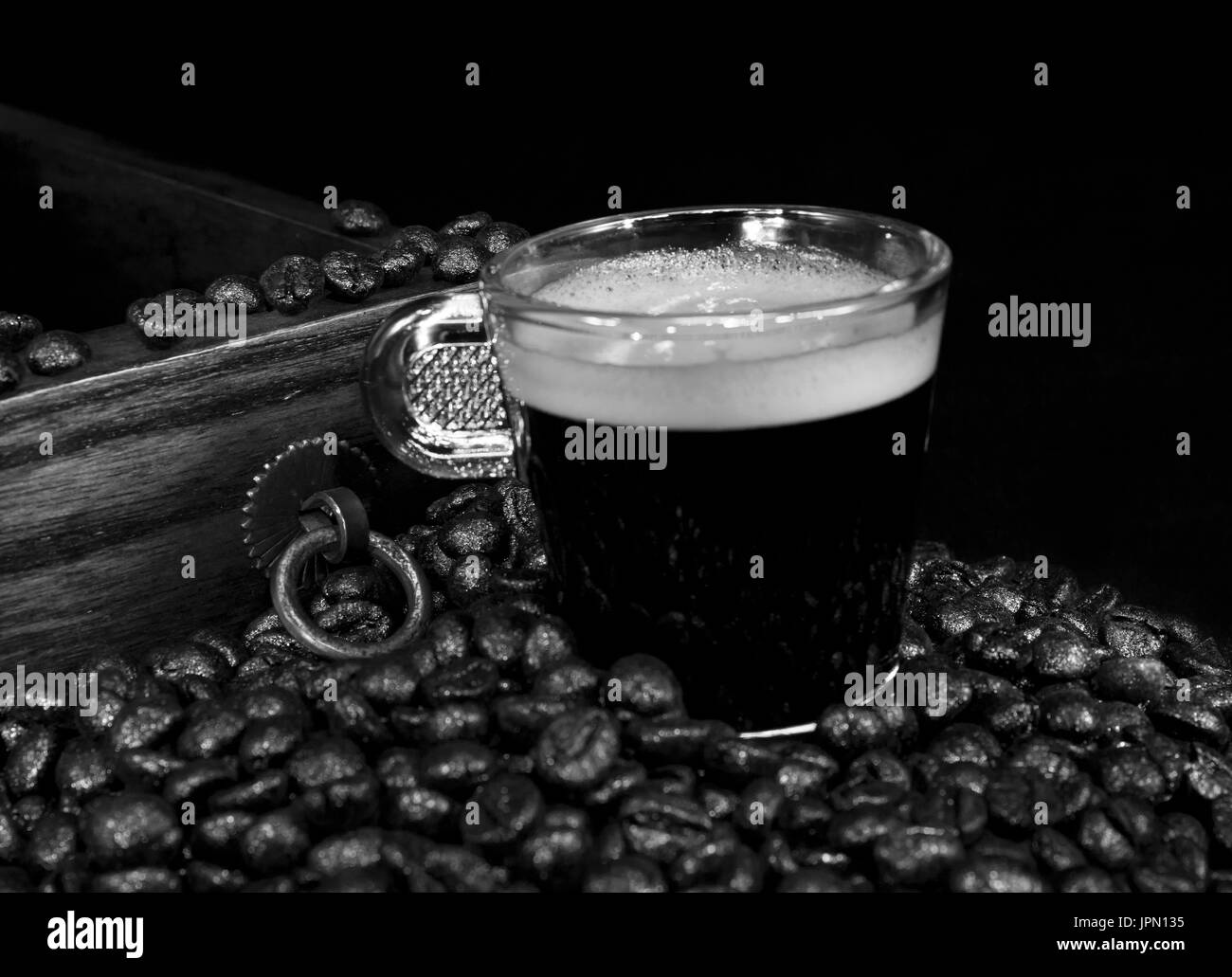Still Life Kaffee Tasse mit Holzkiste und natürliche Kaffeebohnen Stockfoto