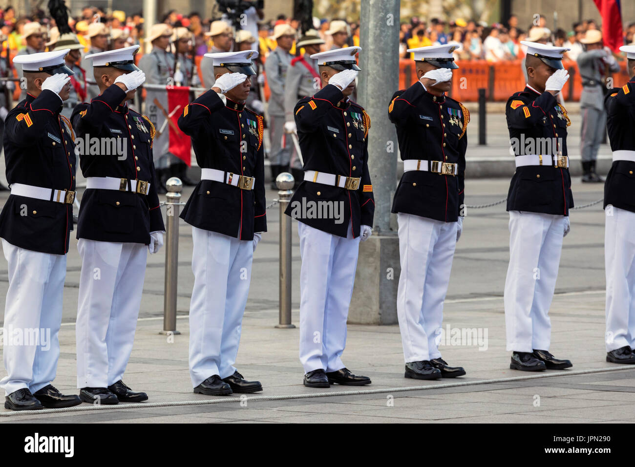 Philippine Marines begrüssen die Nationalflagge, Rizal Park, Manila, Philippinen Stockfoto