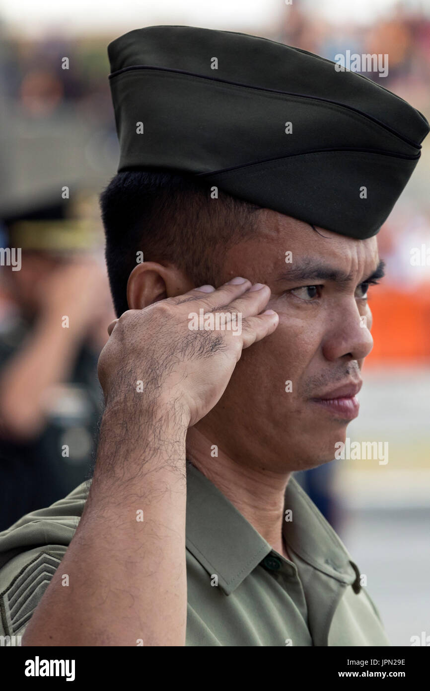 Philippine Marines begrüssen die Nationalflagge, Rizal Park, Manila, Philippinen Stockfoto