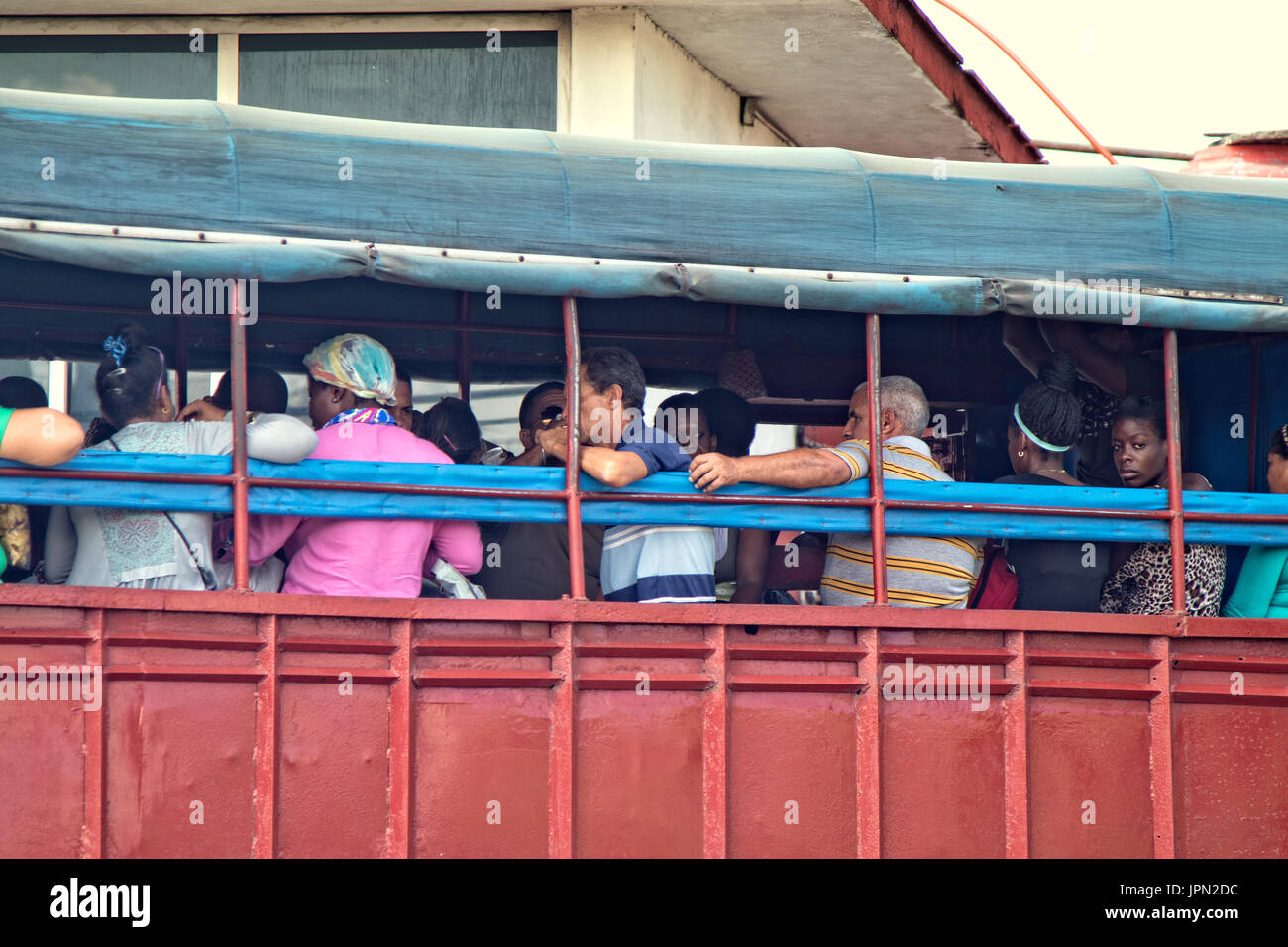 Ein umgebauter LKW wird ein Open-Air-City-Bus in Havanna, Kuba Stockfoto