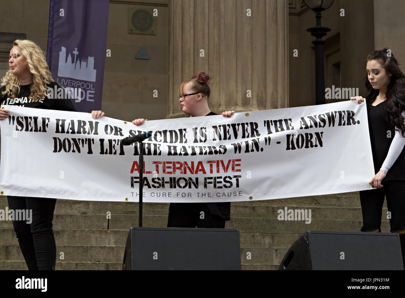 Mitglieder der Alternative Mode Fest hält einen Banner auf den Stufen des St Georges Hall im Rahmen von Liverpool stolz 2017. Stockfoto