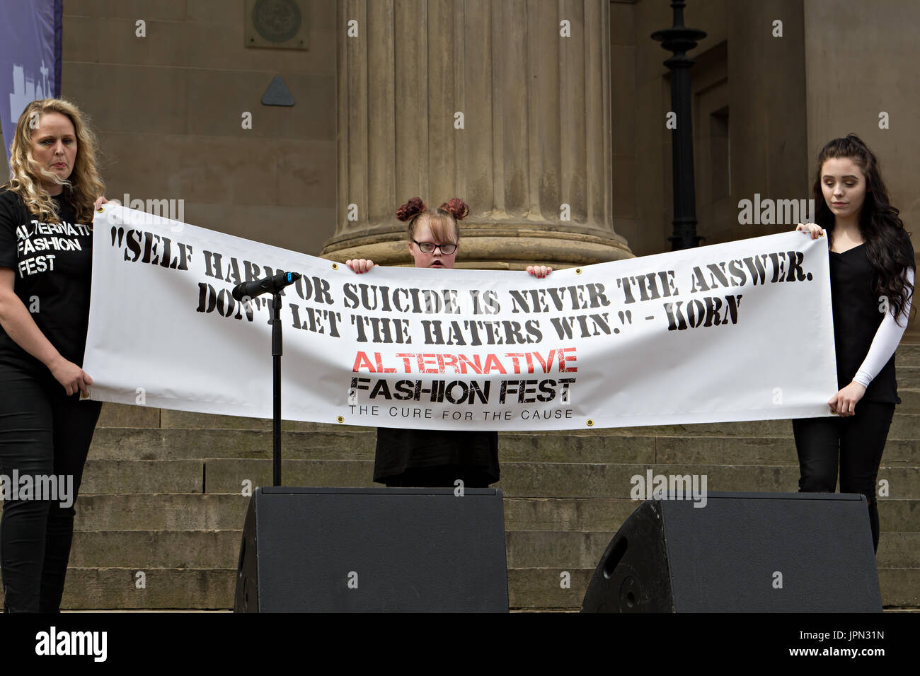Mitglieder der Alternative Mode Fest hält einen Banner auf den Stufen des St Georges Hall im Rahmen von Liverpool stolz 2017. Stockfoto