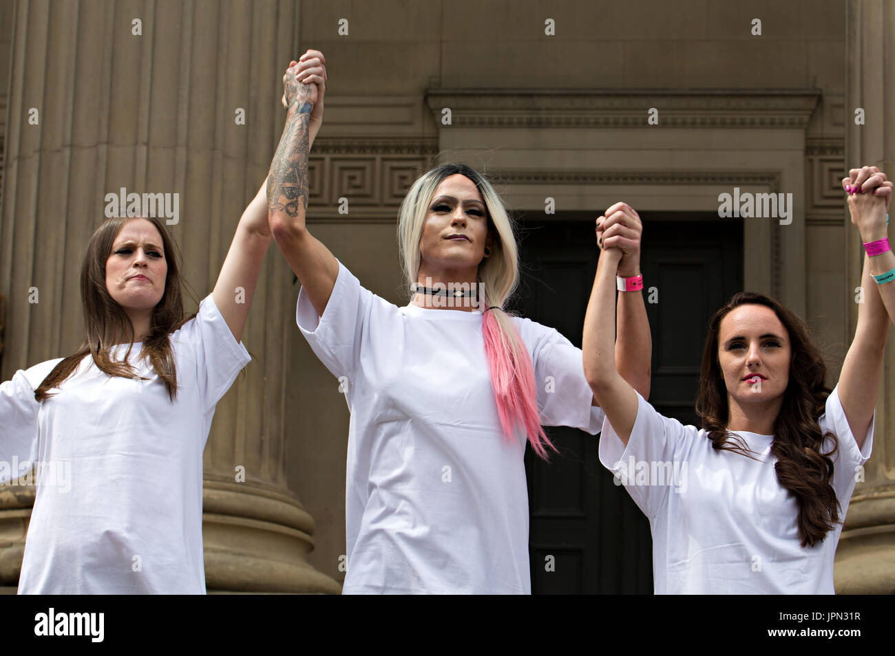 Cross-Dressing Mann nimmt Teil in einer Aufführung von Alternative Mode Fest Gruppe bei Liverpool stolz 2017 Stockfoto
