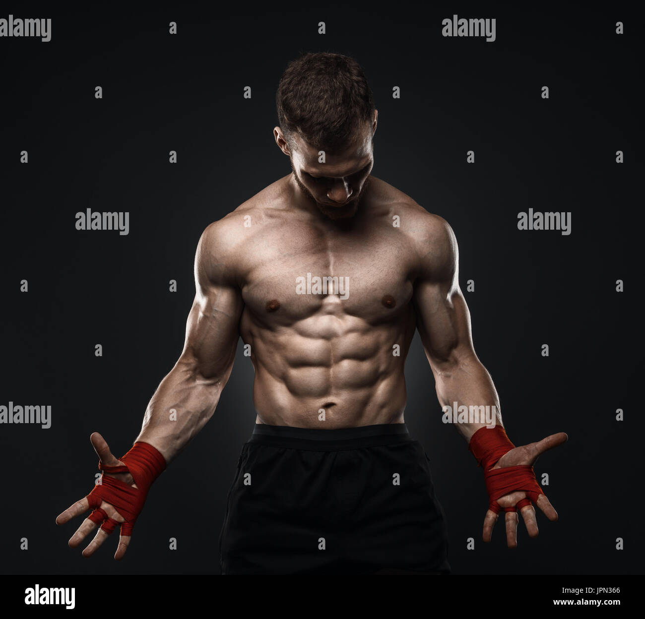 MMA-Kämpfer Bandagen für die Ausbildung vorbereiten. Stockfoto