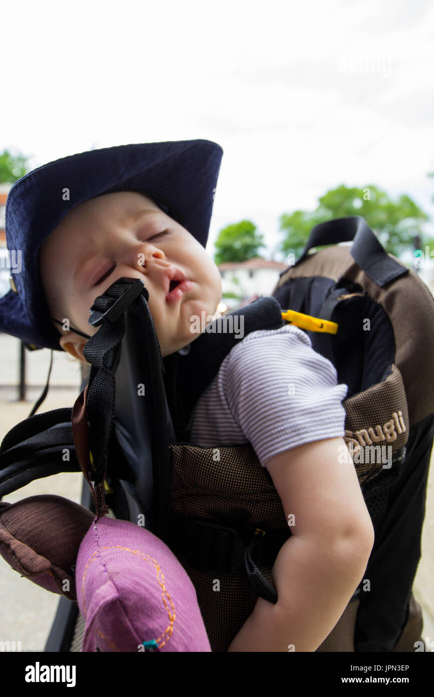 Schlafendes Baby in Rucksack Stockfoto