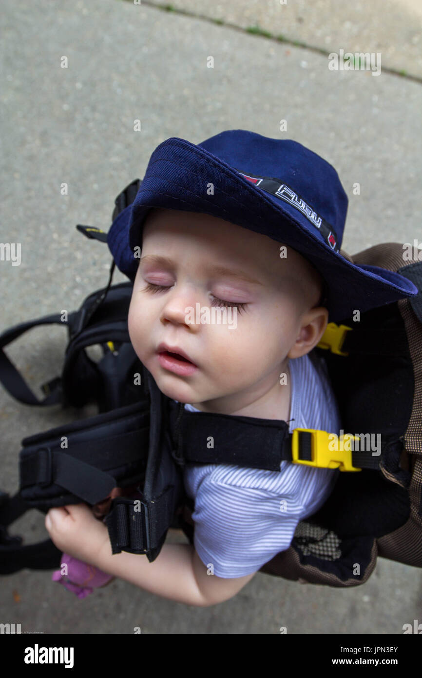 Schlafendes Baby in Rucksack Stockfoto