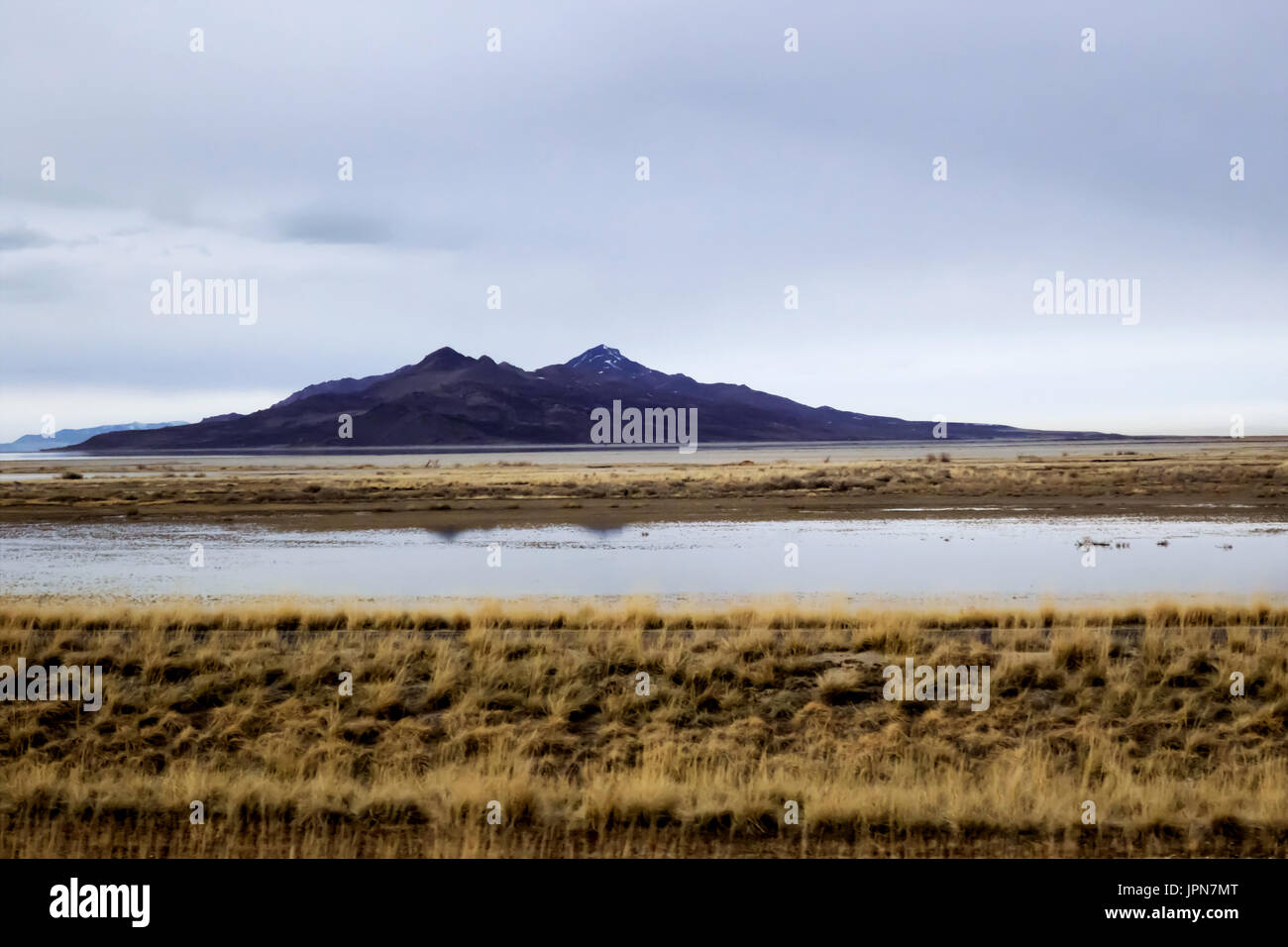 Salinen von den großen Salzsee mit einem einzigen Berg in der Ferne. Stockfoto
