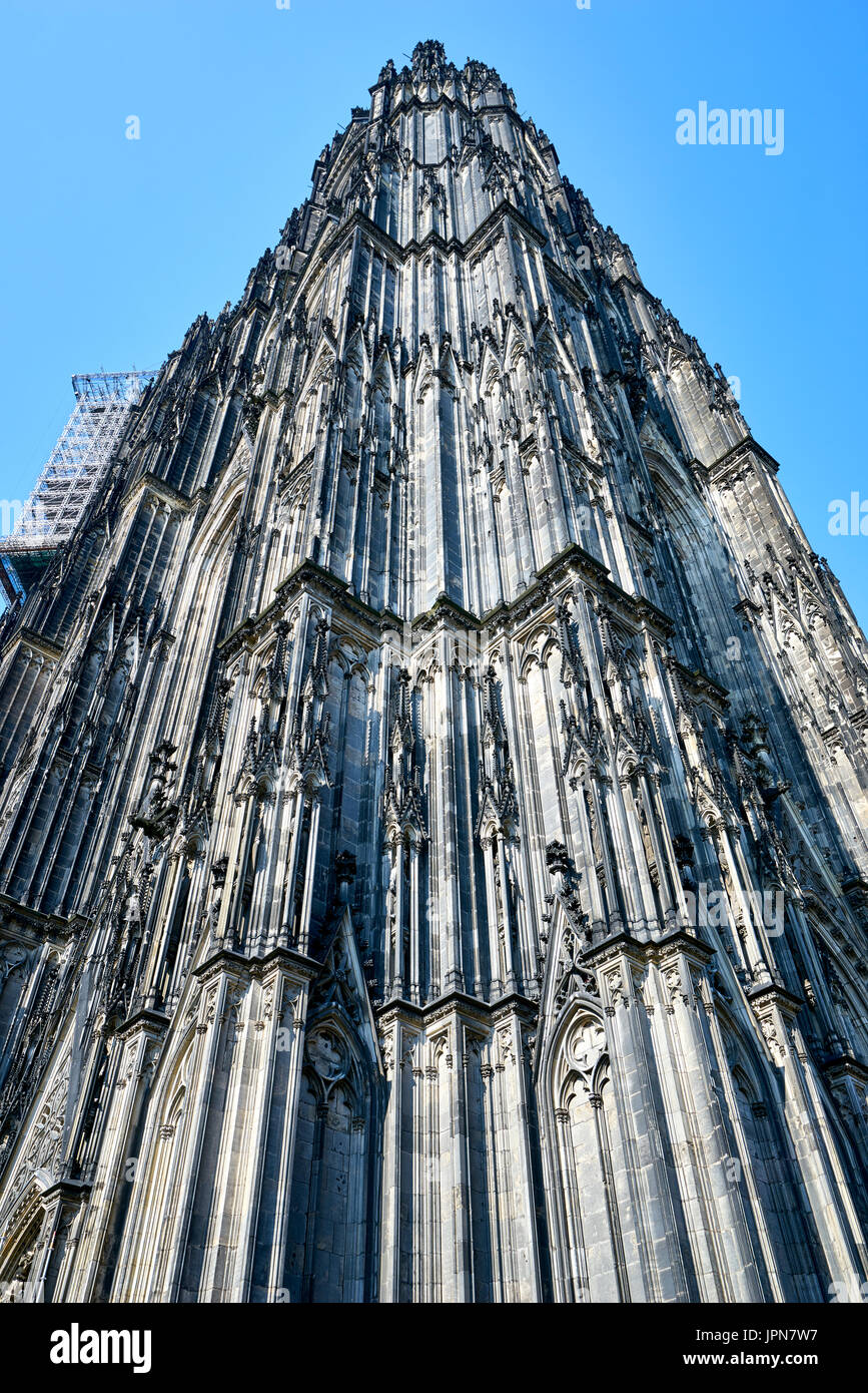 Köln/Deutschland - 10. Mai 2017: einzigartige Kölner Dom erreichen in Richtung des Himmels Stockfoto