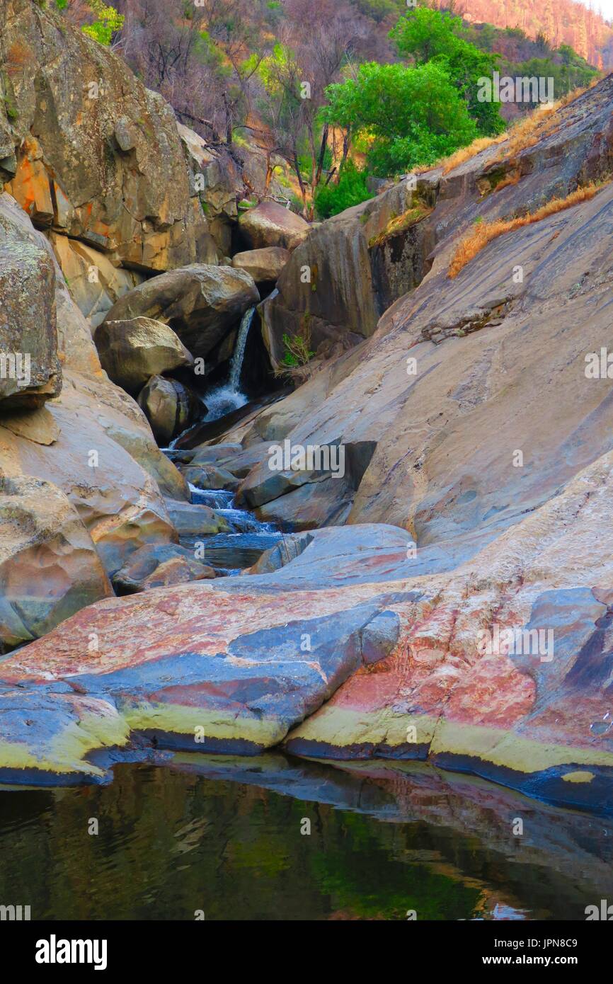 Bunte Landschaft und Felsen, Pool und Wasserfall auf 10 Mile Creek über King's Canyon, Sequoia National Monument, New Mexico, United States Stockfoto