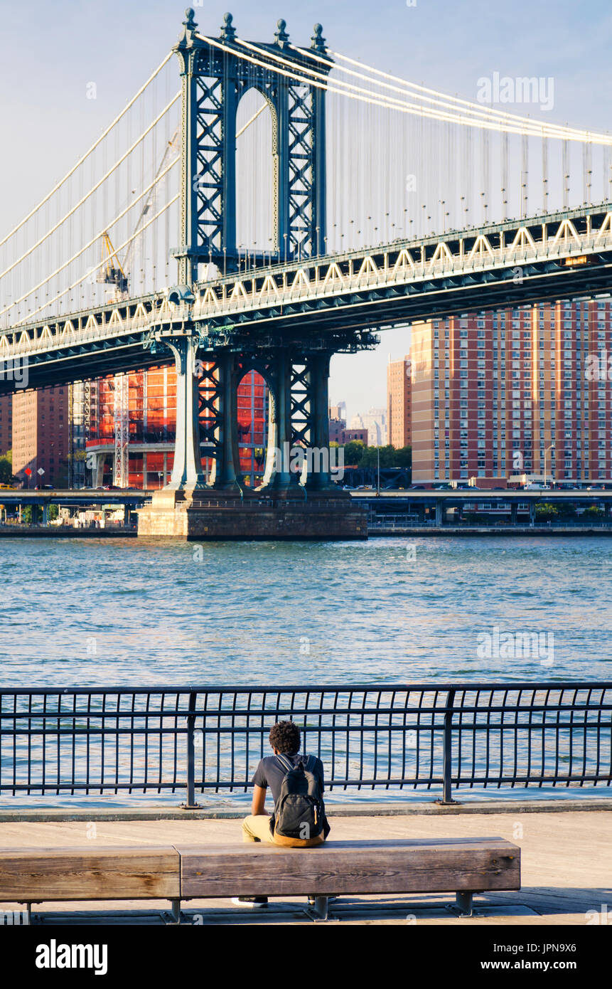 Mann, genießen den Blick von Manhattan Bridge in New York, USA Stockfoto