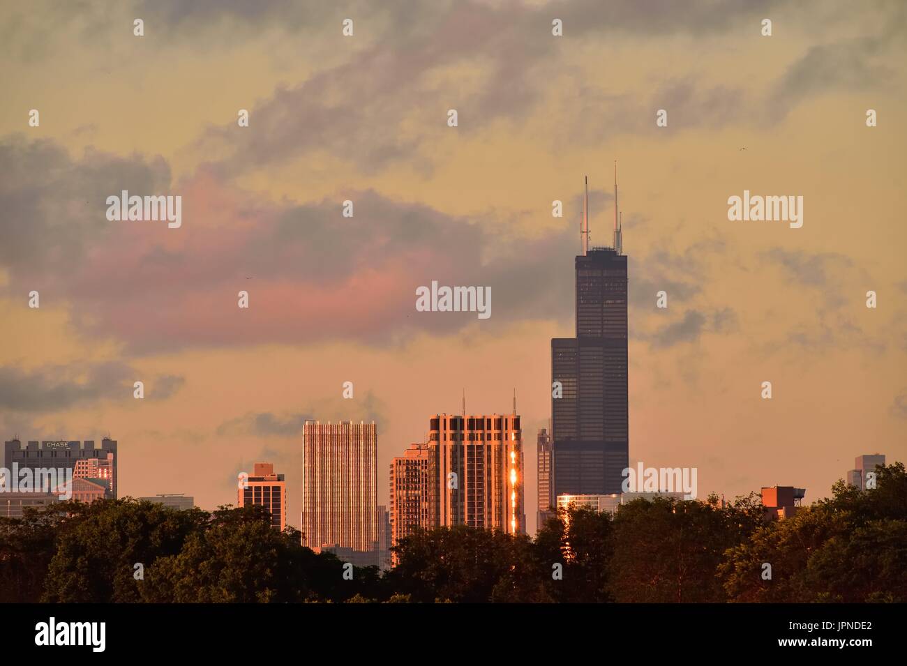 Dawn Licht ist in den Himmel und Wolken über einen Teil der Skyline von Chicago von der Willis Tower in Chicago, Illinois, USA dominiert. Stockfoto