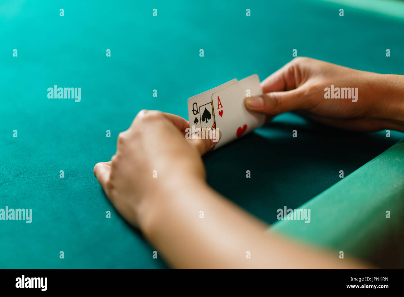 Spähen Spielerkarten in Blackjackspiel Stockfoto