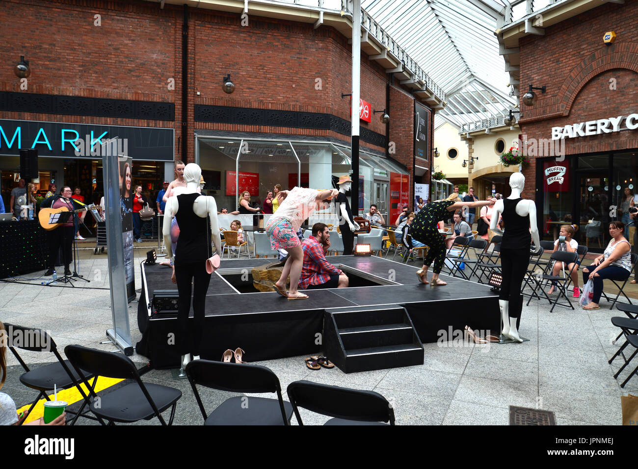 Mode-Studenten setzen auf Mode zeigen im Einkaufszentrum Gassen Carlisle cumbria Stockfoto