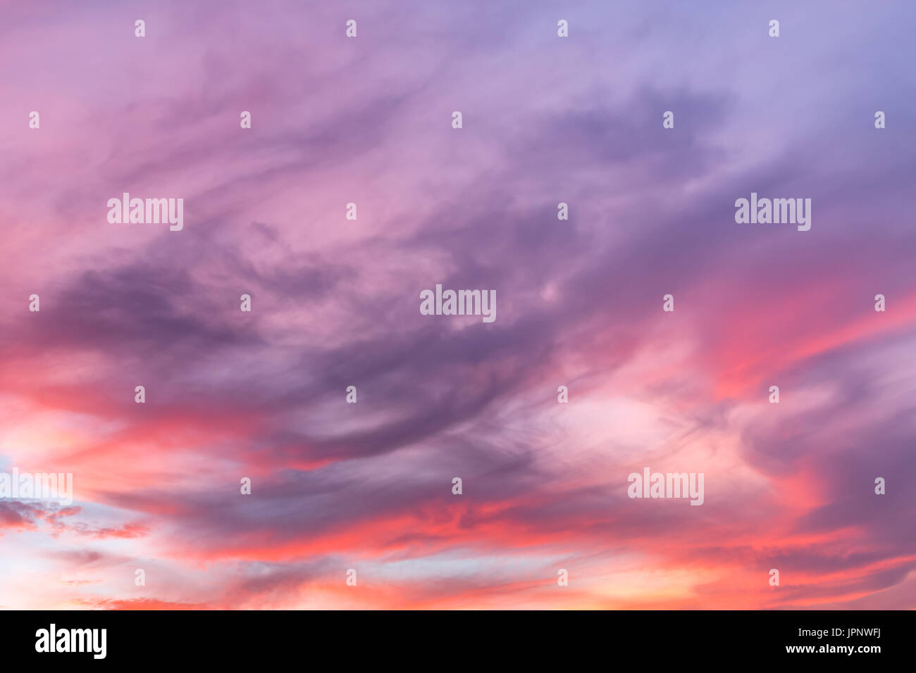 Lila und rosa Swirly bunte Wolken Stockfoto