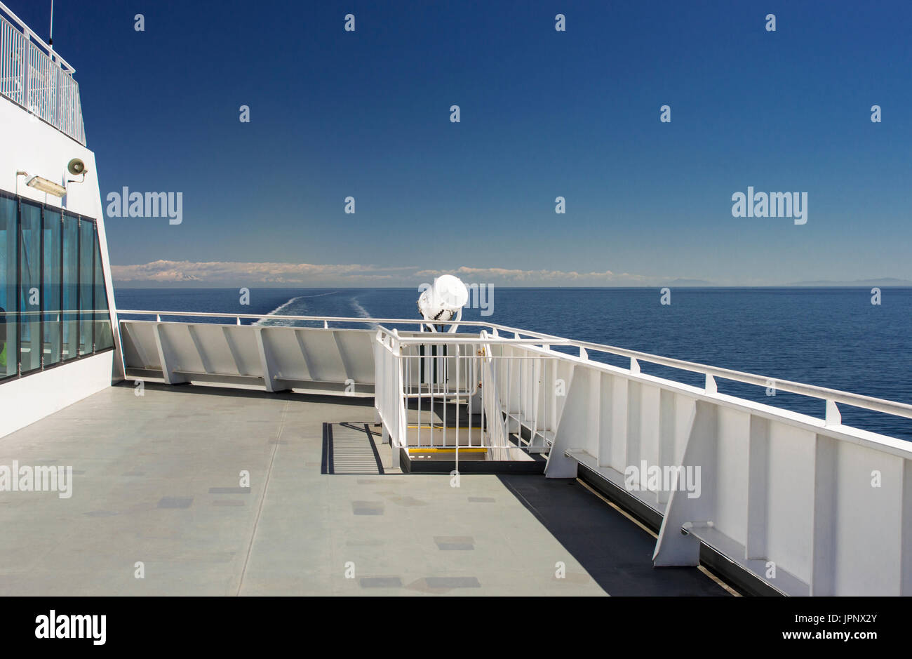 Ost-Ansicht von der Strait Of Georgia von einem Deck der Fähre, BC Fähren, Britisch-Kolumbien, Kanada an einem sonnigen Tag im Mai. Stockfoto