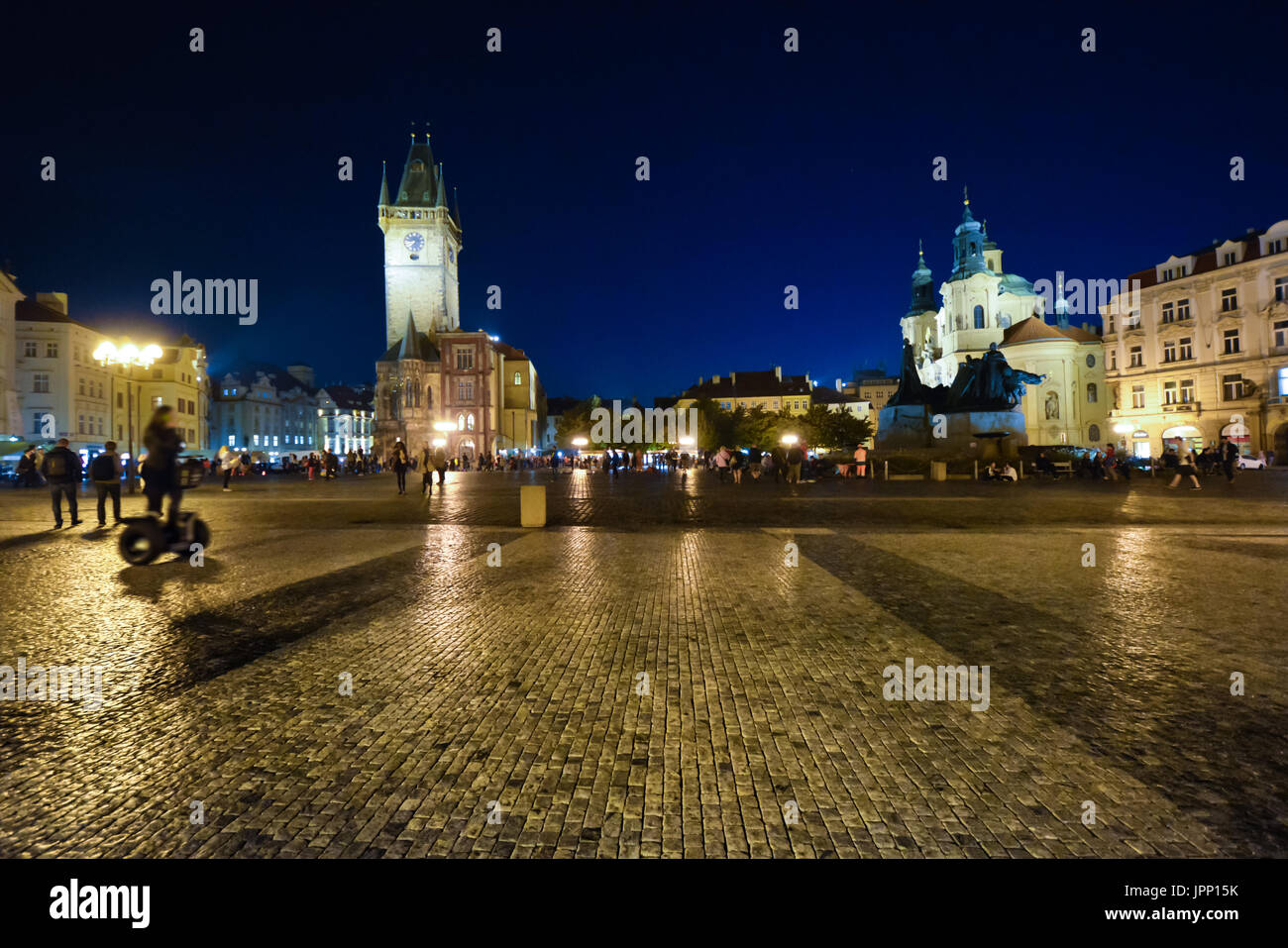 Abend im Altstädter Ring mit der Astronomischen Uhr, St. Nicholas Kirche und des Jan Hus Denkmal im Hintergrund in Prag, Tschechische Republix Stockfoto