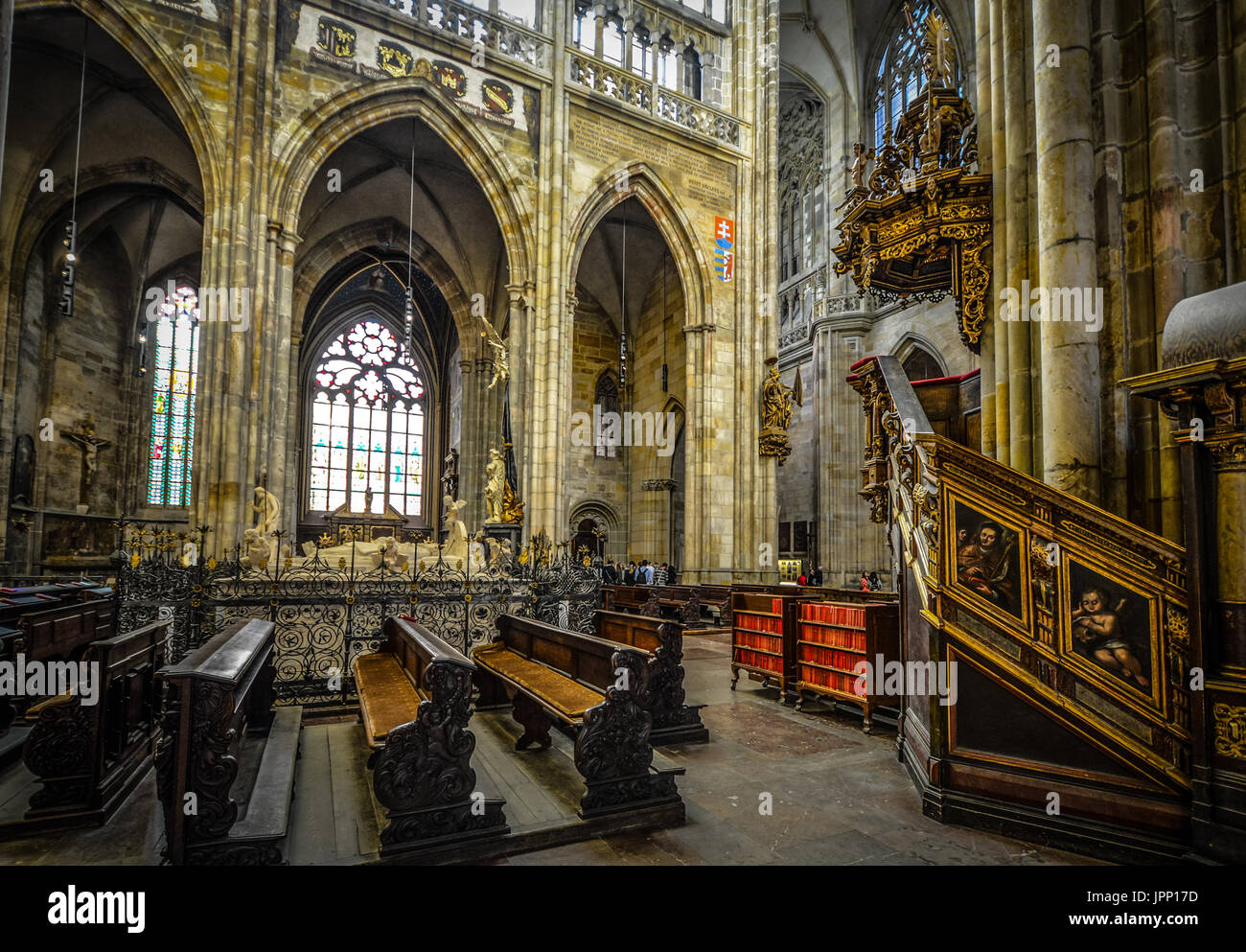 Innere des St Vitus Cathedral in Prag mit Sitzgelegenheiten und einem altar Stockfoto