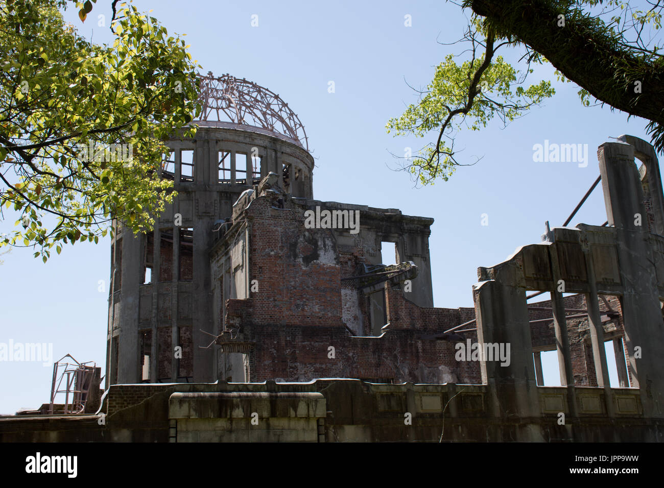 Eine Bombe oder Atombombe Memorial Gebäude in Hiroshima Peace Memorial mit Ästen im Vordergrund. Stockfoto