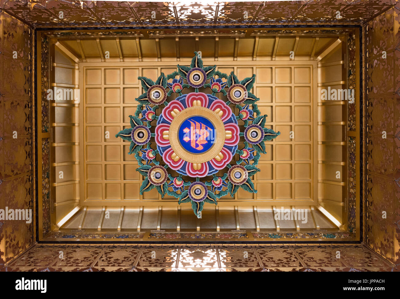 Om Zeichen an der Decke in einem buddhistischen Tempel, Seigan Ji in Kyoto Japan. Stockfoto