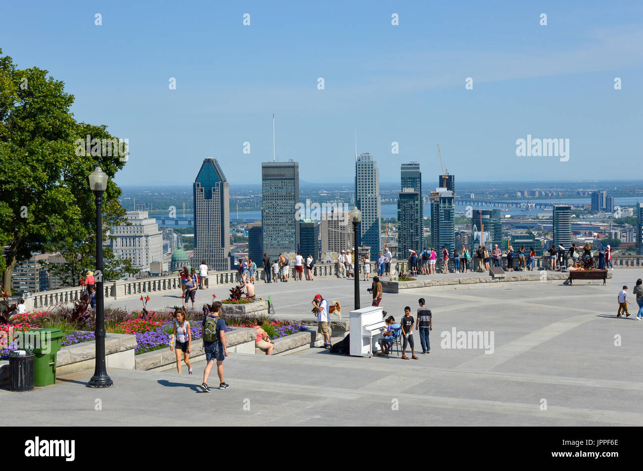 Montreal, Kanada - 1. August 2017: Viele Touristen stehen sich auf Kondiaronk Belvedere, Skyline von Montreal zu genießen. Skyline von Montreal im Sommer, Kanada Stockfoto