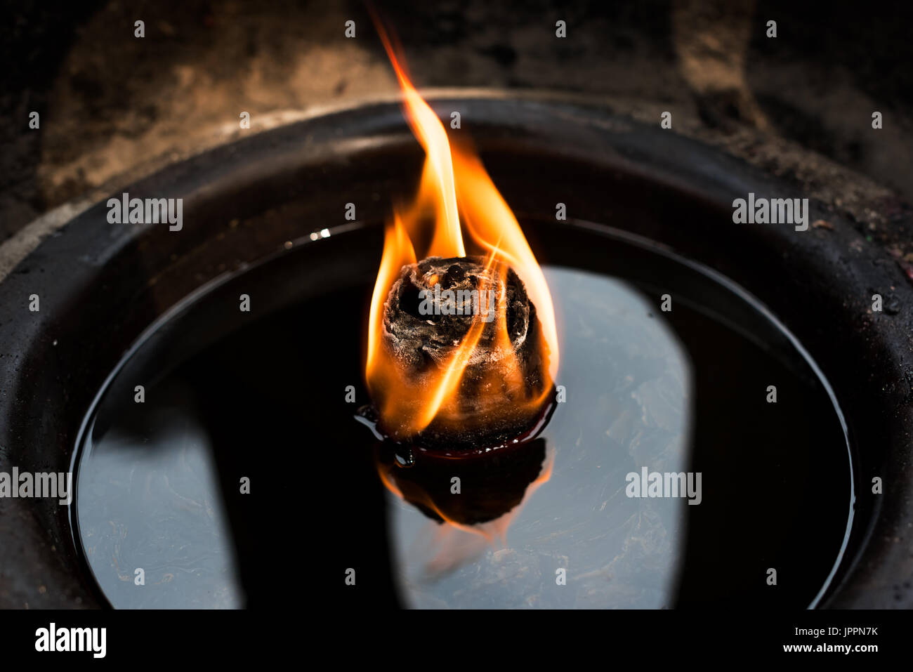 Öl-Kerze in einem buddhistischen Tempel Stockfoto