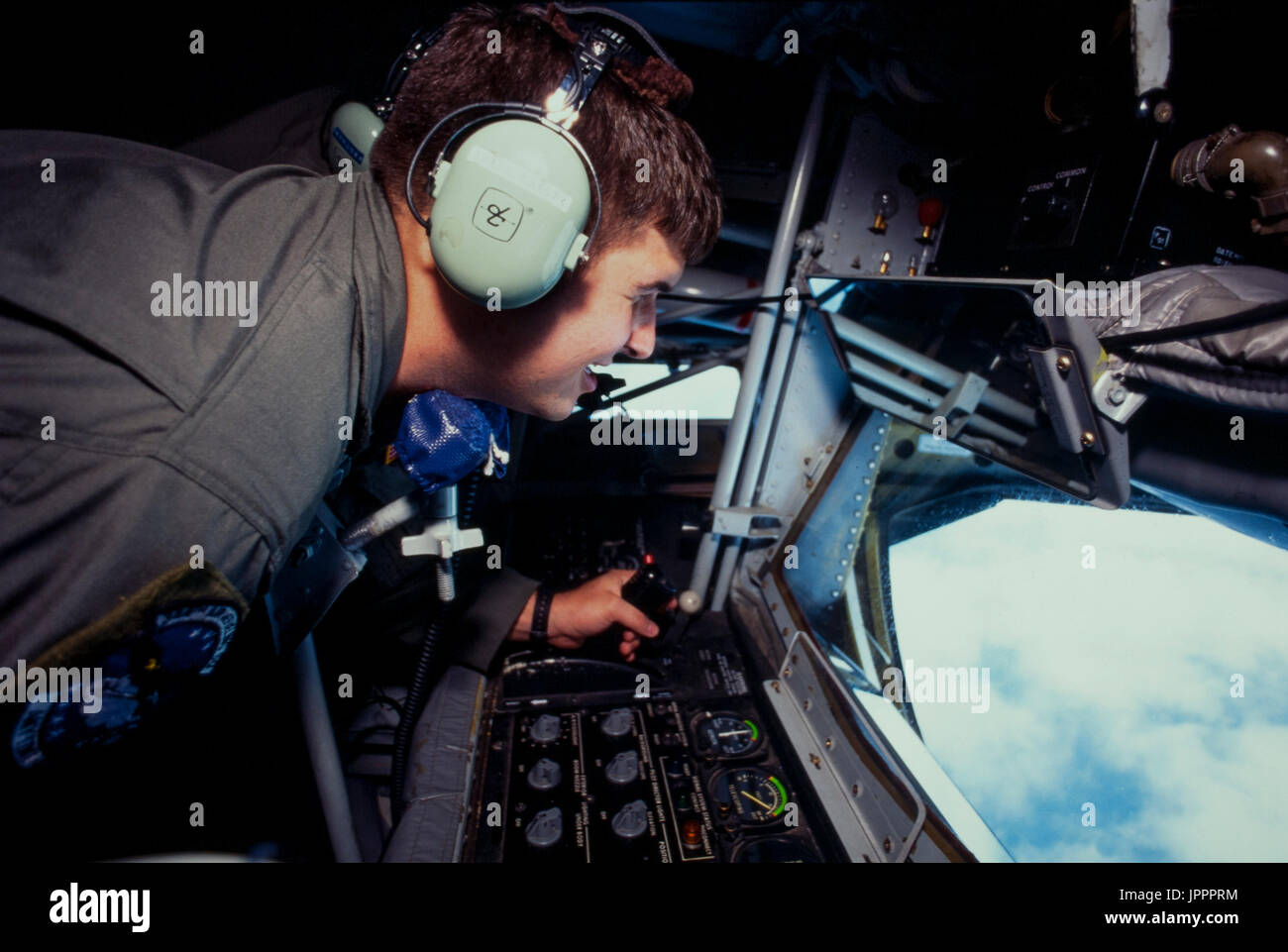 Ein "Boomer" oder tanken Besatzungsmitglied an Bord einer US Luftwaffe KC-135 Tanker während Luft-Luft-Betankung Operationen über den kontinentalen Vereinigten Staaten. Stockfoto