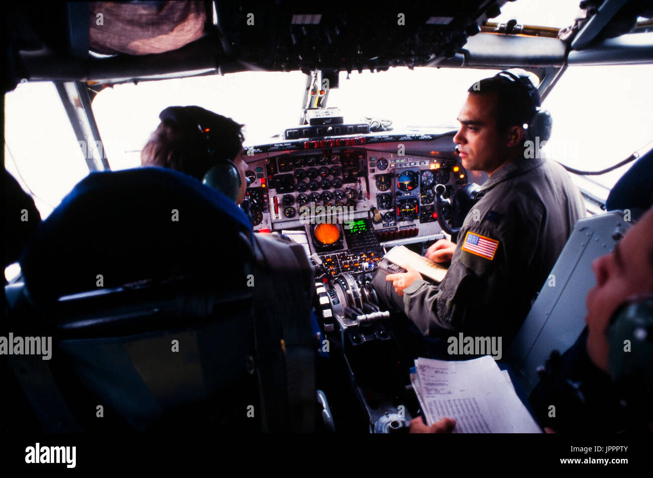 Ein Pilot und Copilot während des Fluges an Bord s US Luftwaffe Boeing KC-135 Tanker während Luft-Luft-Betankung Operationen über den kontinentalen Vereinigten Staaten. Stockfoto