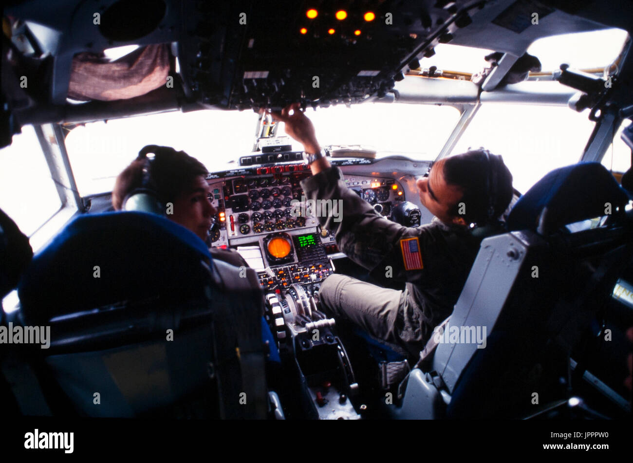 Ein Pilot und Copilot während des Fluges an Bord s US Luftwaffe Boeing KC-135 Tanker während Luft-Luft-Betankung Operationen über den kontinentalen Vereinigten Staaten. Stockfoto