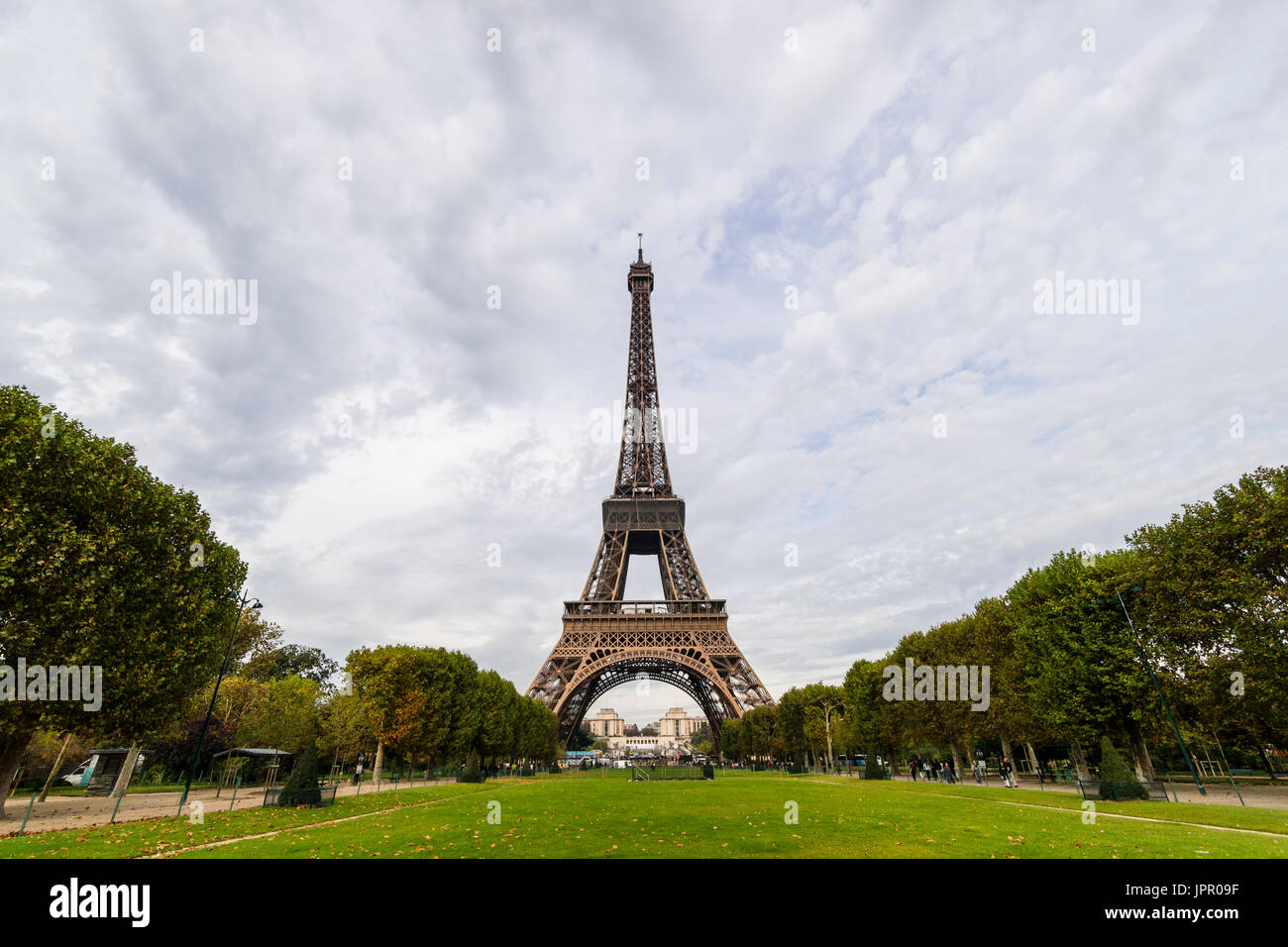 Blick auf den Eiffelturm von Champs de Mars Stockfoto