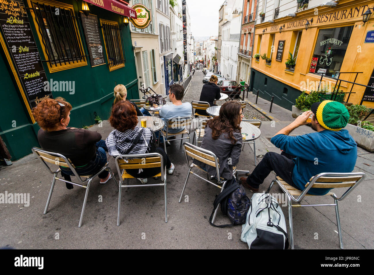 touristischen einem Aperitiv im Autour du Moulin Restaurant und den Blick auf Montmartre Straßen und Paris von der Spitze des Hügels Gebieten Stockfoto