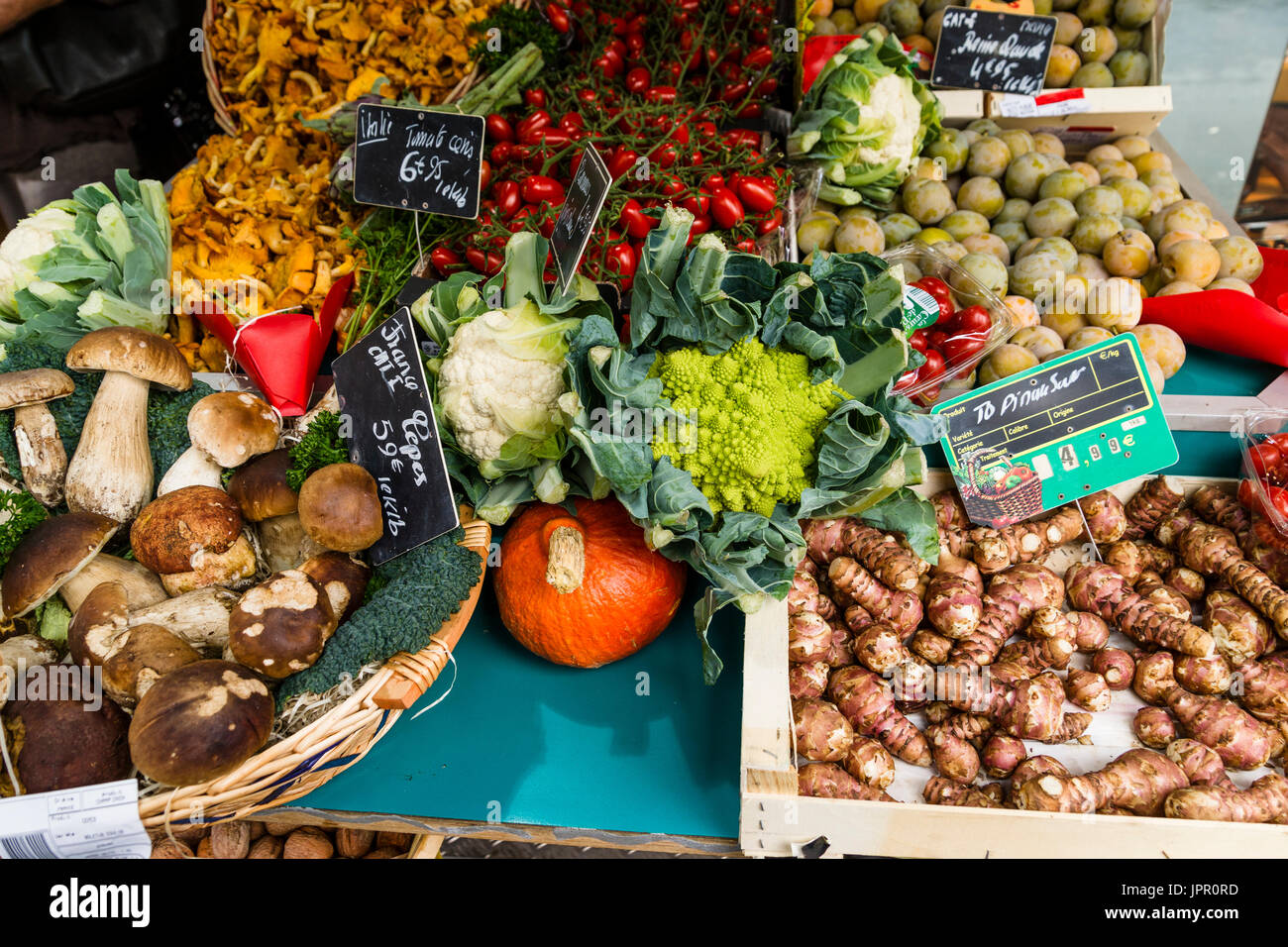 Feigen, Pilze und andere bunte Gemüse auf rue Lepic und rue des Abbesses Straßenmarkt Stockfoto
