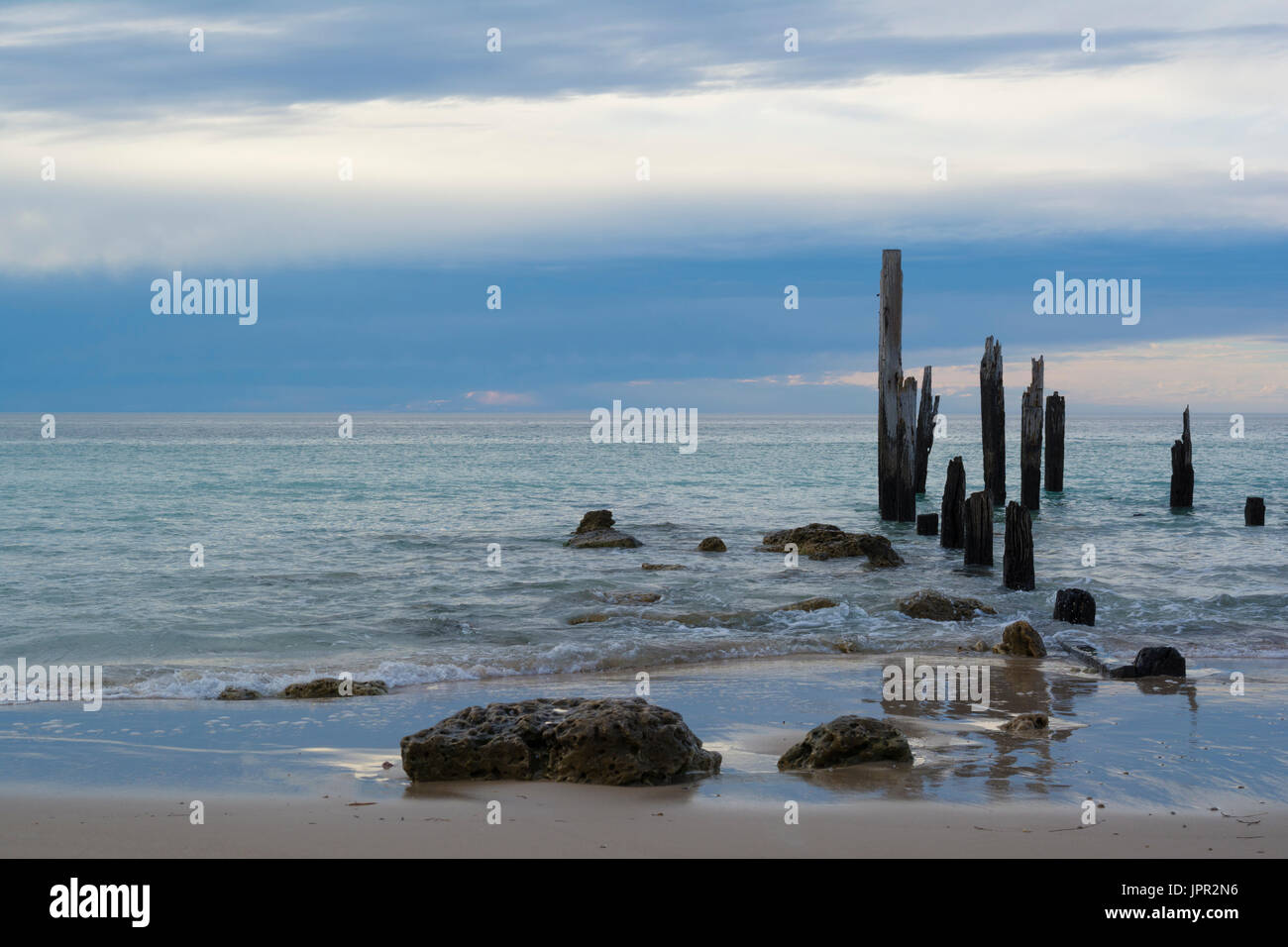 Der Steg Ruinen am Port Willunga, South Australia vor Sonnenuntergang. Subtile Licht und eine transluzente Pastell Himmel mit weichen Wolkenabdeckung und einladend sauber Stockfoto