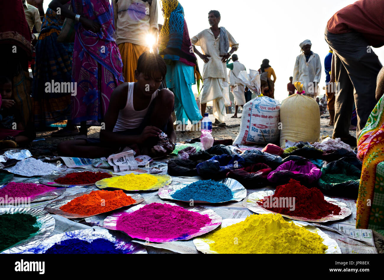 Farben-Shop bei Straßenmarkt, Bezirksbüro, Nepal Stockfoto