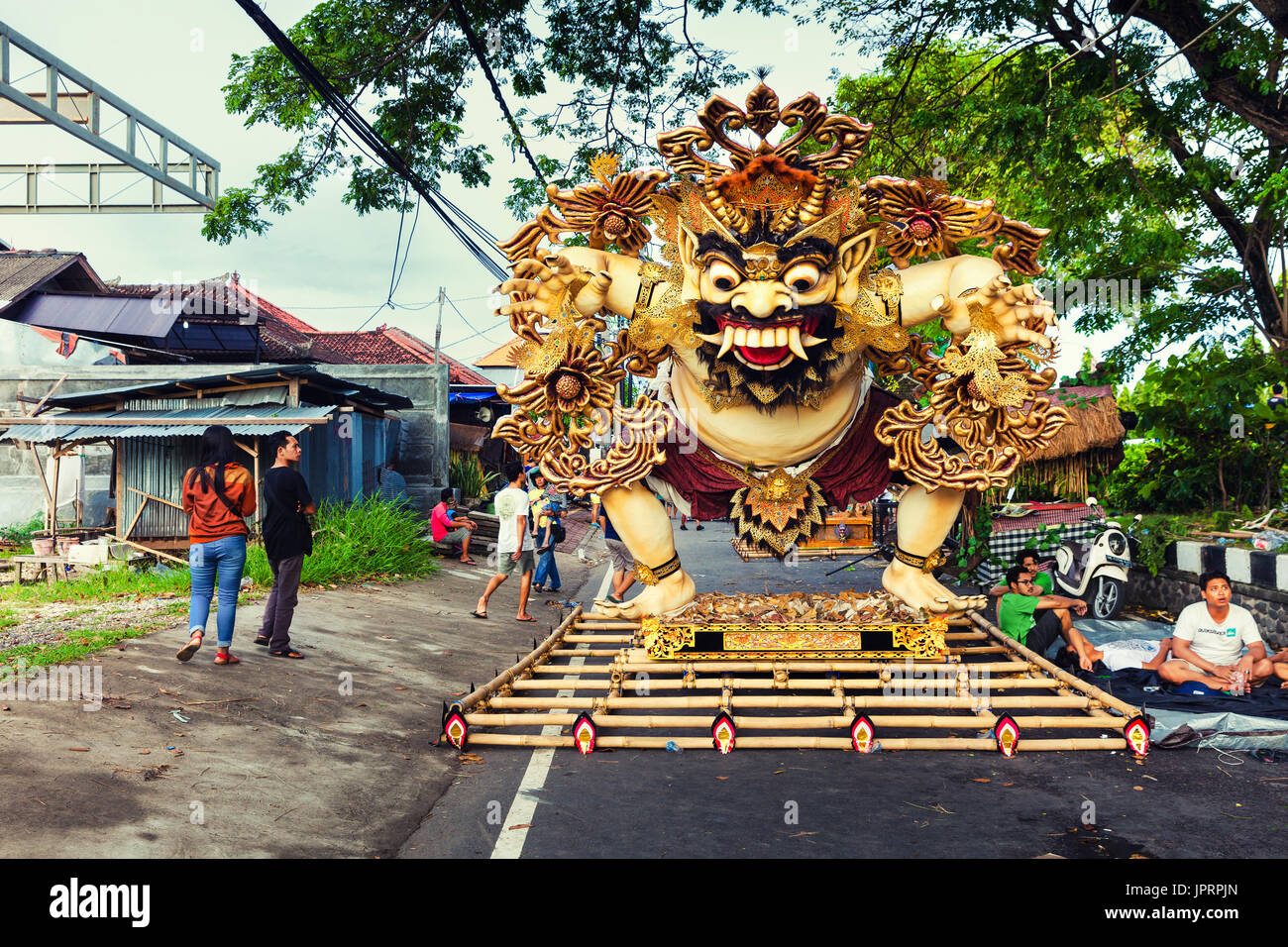 Nyepi - Tag der Stille in Bali, fantastische Figuren der balinesischen hinduistischen Götter auf der Straße tropischen Insel Bali Stockfoto