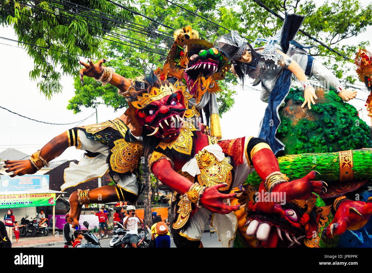 Nyepi - Tag der Stille in Bali, fantastische Figuren der balinesischen hinduistischen Götter auf der Straße tropischen Insel Bali Stockfoto