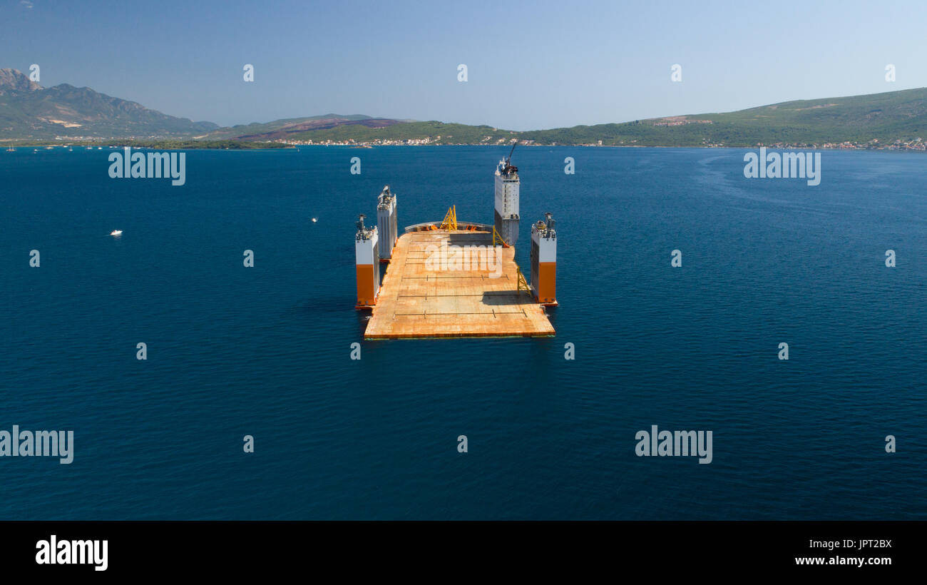 Tivat, Montenegro - 31. Juli 2017: Heavy Lift Schiff Dockwise Vorhut kam nach Montenegro das Schwimmdock nehmen Stockfoto