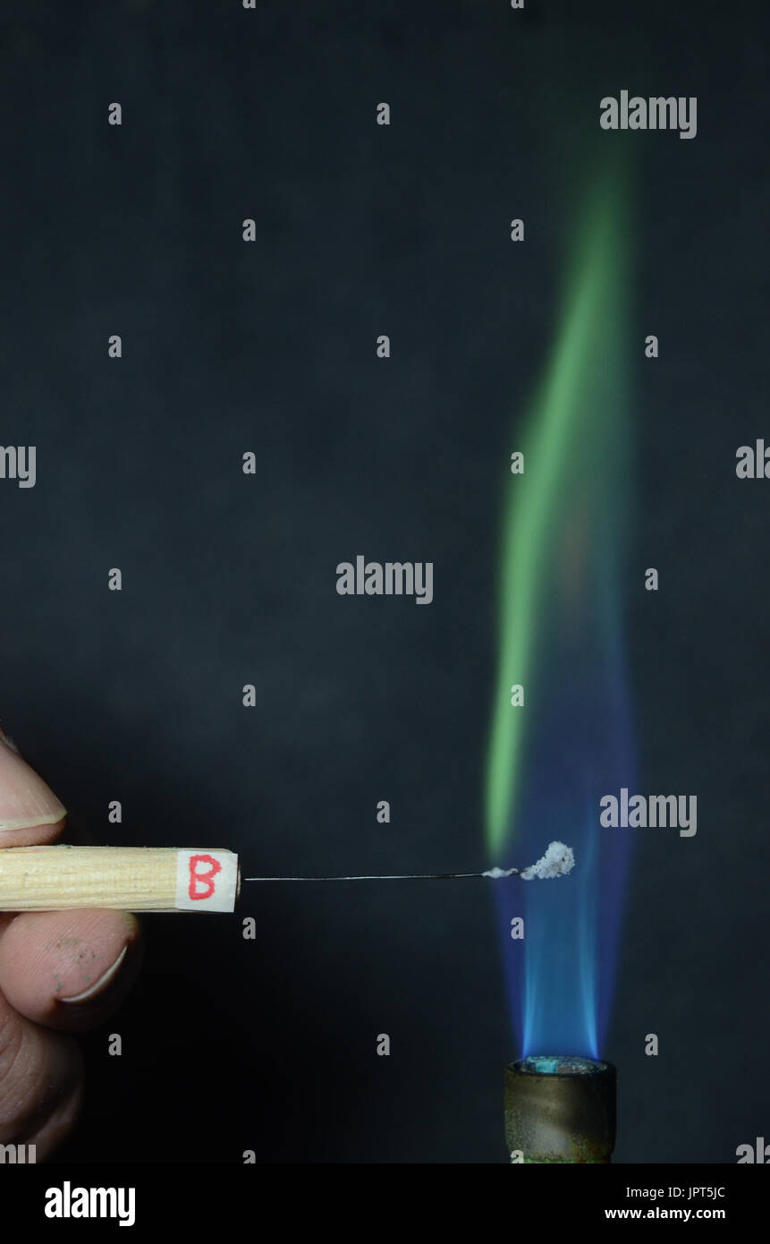 Farbige Brandgefahr durch ein Element. Bor bewirkt, dass eine grüne Flamme Farbe. Stockfoto