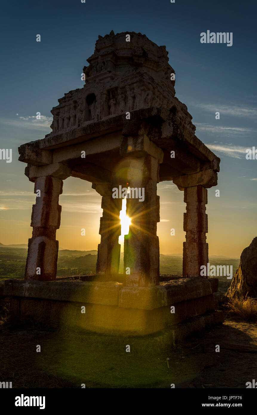 Sonnenstrahlen an einem Tempel, Hampi, Karnataka, Indien Stockfoto