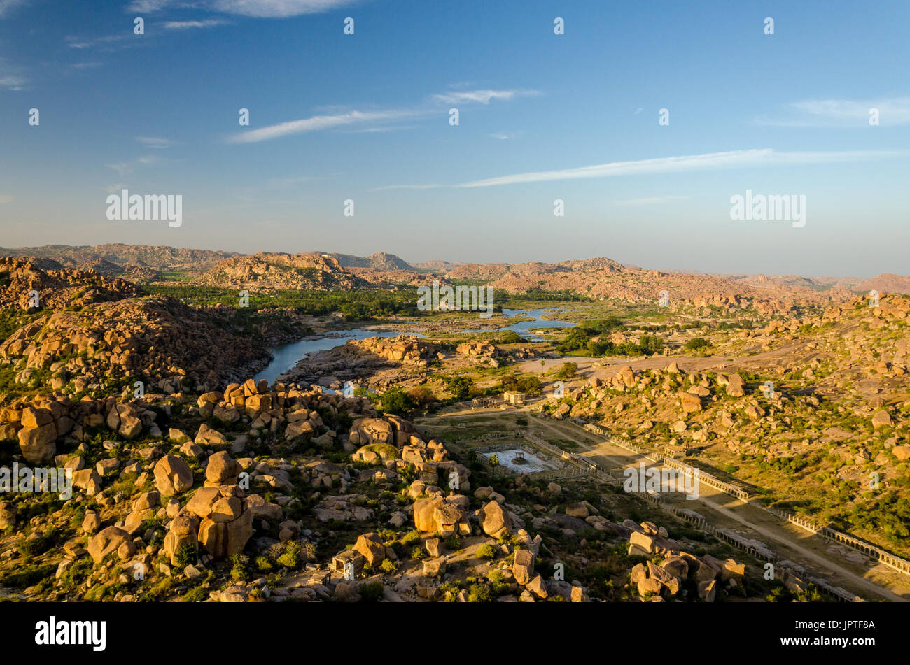 Ansicht der Hampi Bazaar bei Sonnenuntergang, Hampi, Karnataka, Indien Stockfoto