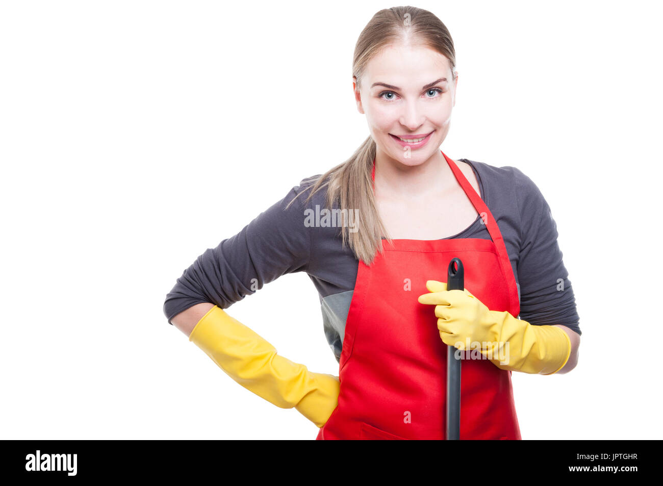 Porträt von lächelnden Haushälterin hält Mop für die Reinigung von Hausarbeit isoliert auf weißem Hintergrund Stockfoto