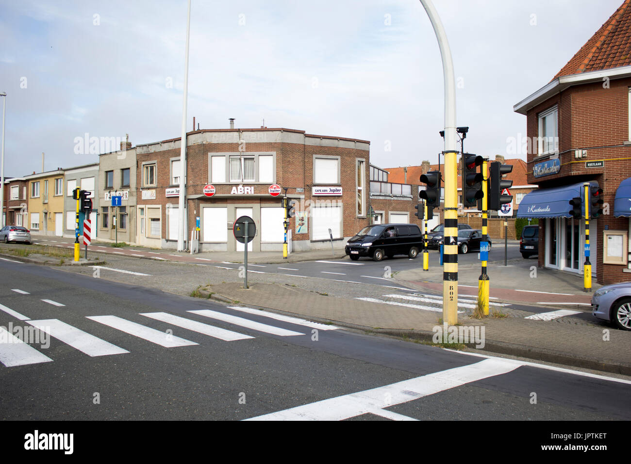 Brügge, Belgien. 8. Juli 2017. 13. Jahrhundert umgeben Backsteinbau Autos warten an einer Kreuzung in Belgien. © AimeeHerd Freelance Stockfoto