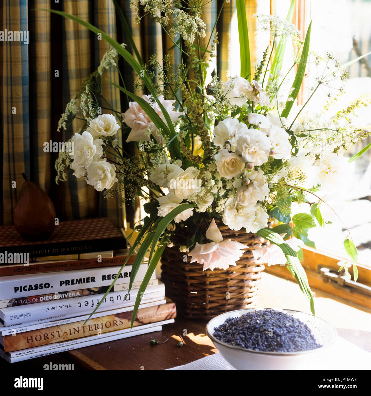 Blumen und Bücher auf Fensterbank Stockfoto