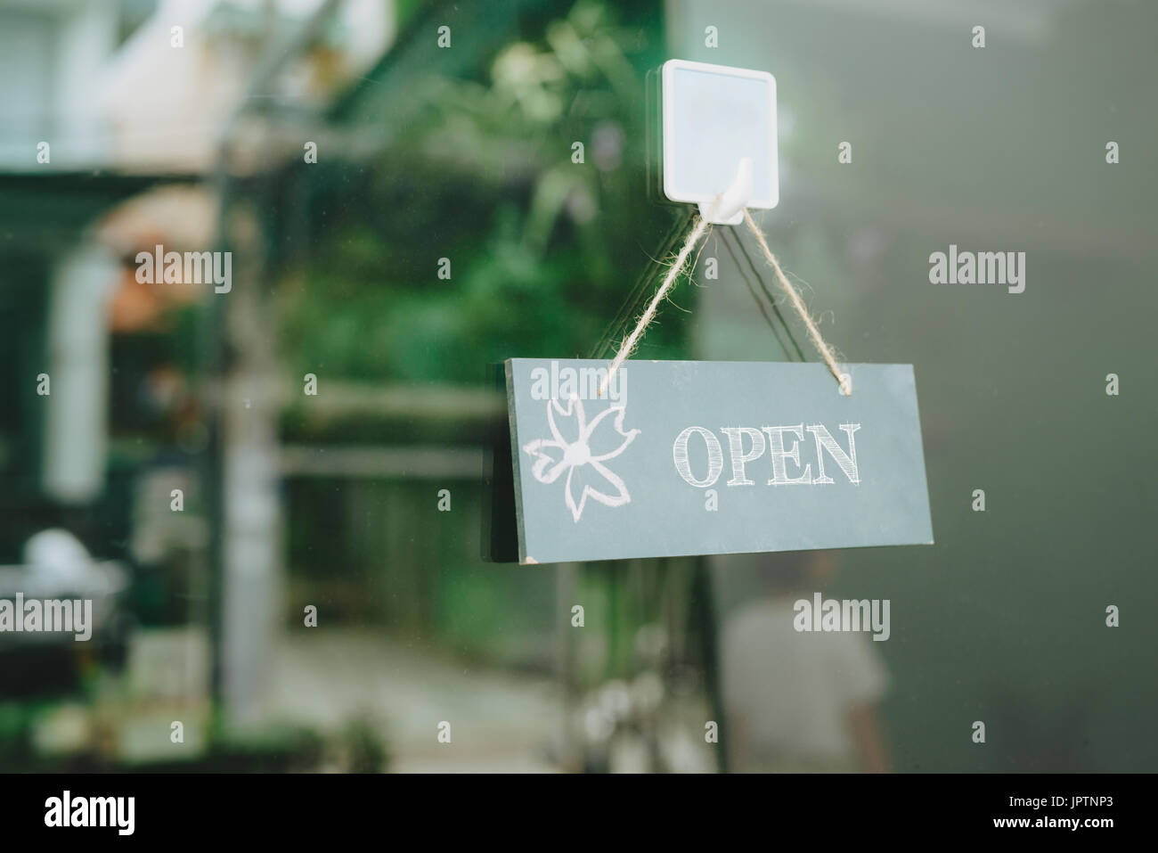 Schild "geöffnet" auf Glastür im Blumenladen Stockfoto