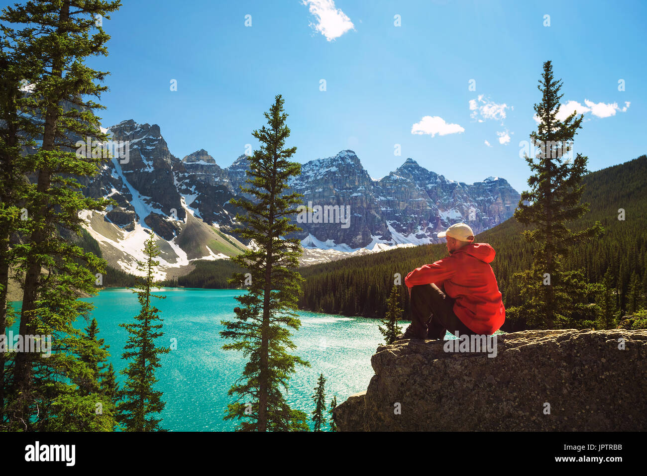 Wanderer genießen die Aussicht auf Moraine Lake im Banff Nationalpark, Alberta, Kanada, mit Schnee bedeckten Gipfeln der kanadischen Rocky Mountains im Hintergrund Stockfoto