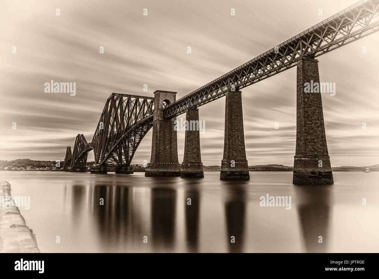 Forth-Eisenbahnbrücke über den Firth of her bei Sonnenuntergang in Edinburgh, Schottland, Vereinigtes Königreich. Vintage schwarze und weiße verarbeitet. Stockfoto