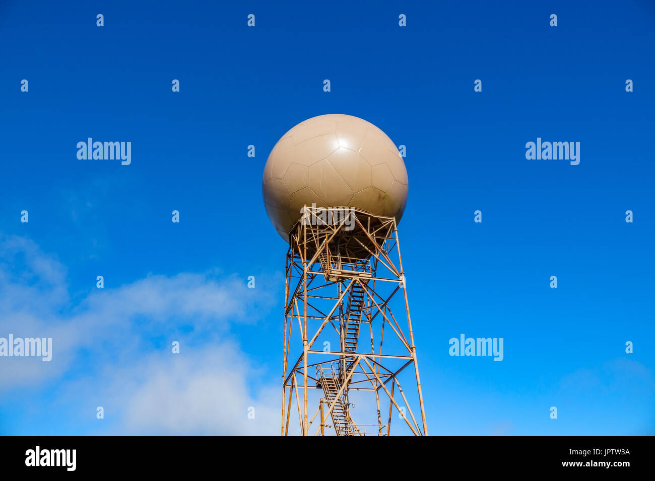 Ballon-Radar über blauen Himmel Stockfoto