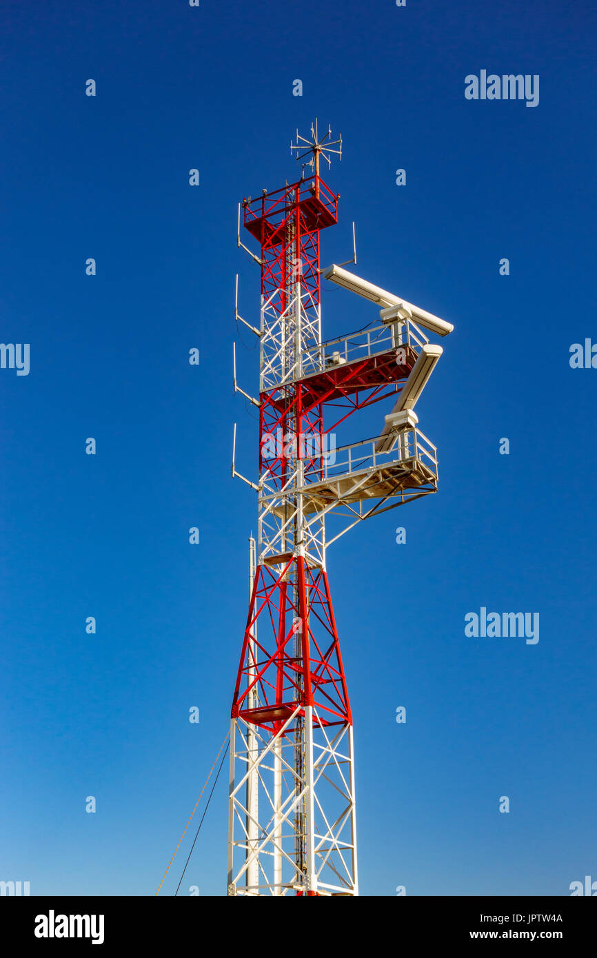 Sendeturm gegen blauen Himmel Stockfoto